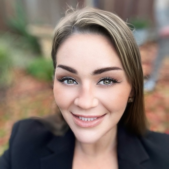 Meet your Posher, Kelly - Picture 2 of 2